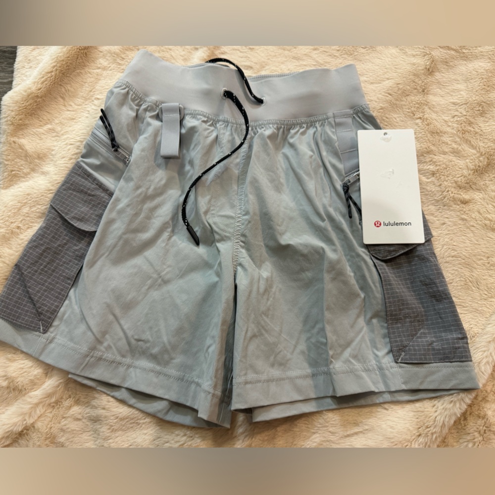 Lululemon Multi Pocket Cargo HR Hiking Short
(NWT)
Size 2
